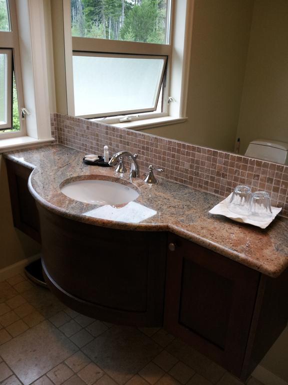 Malahat View Guesthouse Room photo